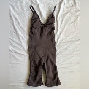 SKIMS Sculpting Bodysuit Mid Thigh W. Open Gusset, cocoa S/M